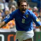 Motorino del centrocampo, Antonio Conte (Lecce, 1969) crebbe nel settore giovanile del Lecce rimanendo in giallorosso per nove anni e contribuendo anche alla mitica promozione in serie A del 1986. Venti presenze e due gol con gli Azzurri, selezione con cui prese parte ai Mondiali del 1994 e agli Europei del 2000